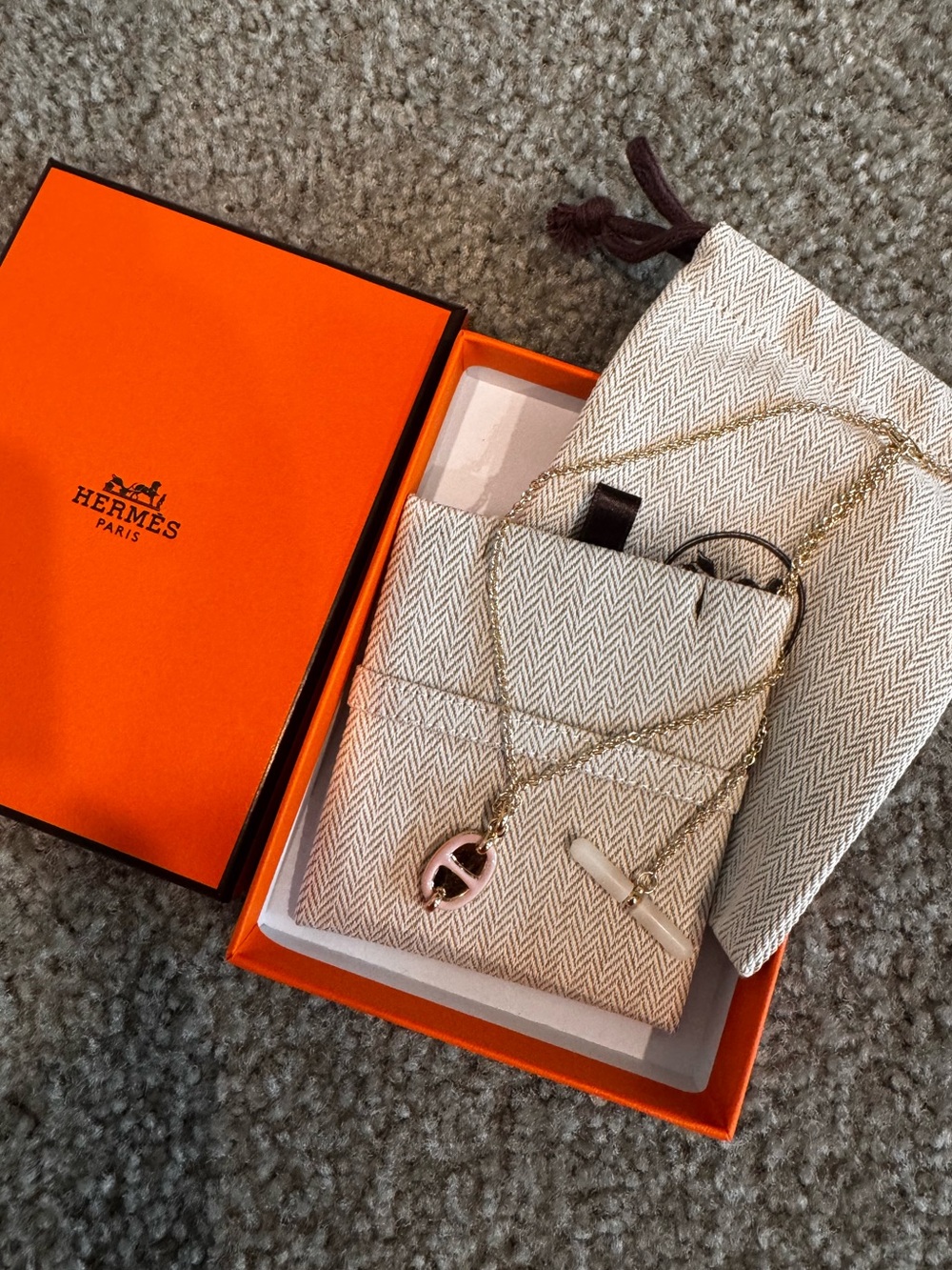 Hermes mini Maillon pendant, small model Rose Candeur with yellow gold